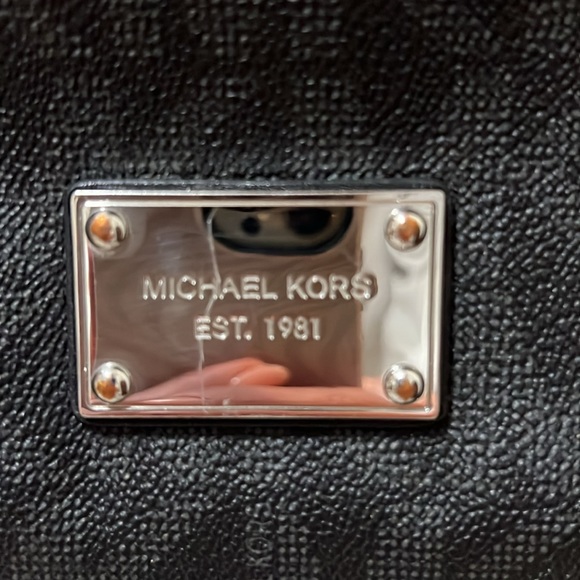 MICHAEL KORS JET SET BLACK MESSENGER BAG - Picture 3 of 6